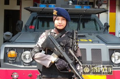 Alih Profesi Sebagai Anggota Brimob, Mantan Model Ini Jadi Sniper Cantik