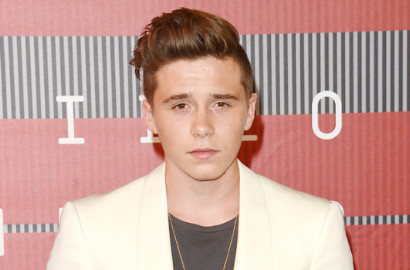 Inilah Gadis Misterius yang Jalan Bareng Brooklyn Beckham di Paris