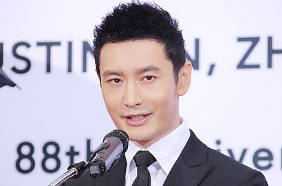 Jadi 'Biksu' di India, Huang Xiaoming Plester Kaki Biar Tak Kepanasan