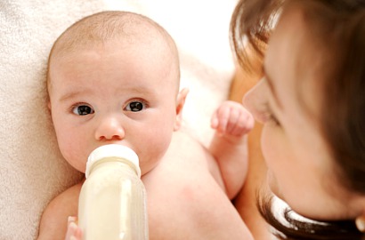 Bayi Berusia 6 Minggu Teguk Campuran 2 Gelas Vodka dari Susu Formulanya