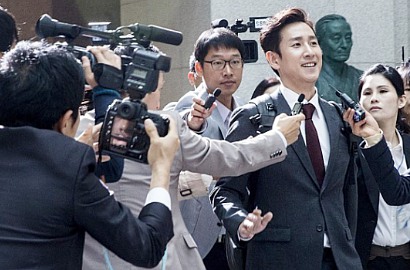 Lee Sun Gyun Total Saat Jadi Pengacara Nyentrik di 'Angry Lawyer'