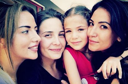 Potret Kemesraan Ibu Anak Selin-Isabella dan Cemre Melis-Zeynep 'Elif'