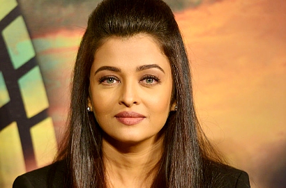 Rayakan Selesainya Syuting 'Jazbaa', Aishwarya Rai dan Kru Pamer Foto Bareng