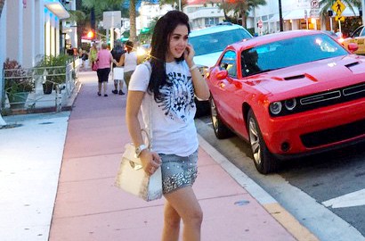 Kenalkan 'Teman Spesial', Syahrini Pamer Dirangkul Pria Bule di Miami