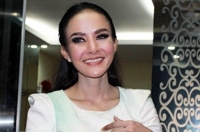 Cynthiara Alona Ajarkan Berbagi Lewat Arisan Sosialita