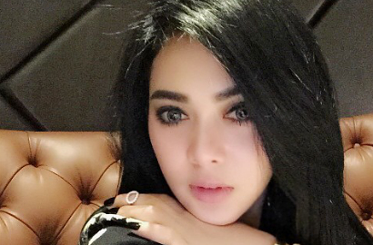 Syahrini Pamer Foto Kaki di Atas Hamparan Pasir, Netter Gagal Fokus