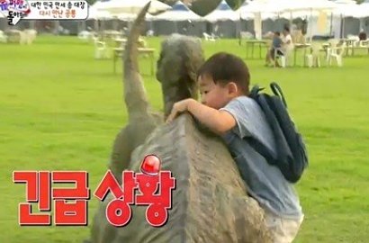 Triplet Nangis dan Lari Ketakutan Liat Dinosaurus di 'Superman is Back'