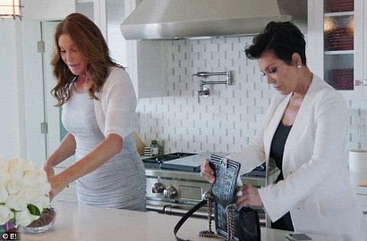 Tak Akur soal Transgender, Caitlyn Kejutkan Kris Jenner dengan Ciuman