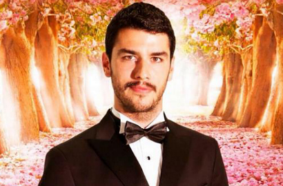 Pemeran Emre 'Cinta di Musim Cherry' Dandan Pakai Kacamata Culun, Tetap Ganteng?