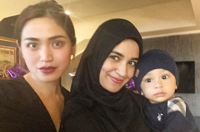 Lucunya Putra Jessica Iskandar Saat Dorong Stroller Anak Shireen Sungkar
