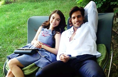 Intip Kecenya Ayaz dan Oyku Syuting 'Cinta di Musim Cherry' Season 2 di Roma