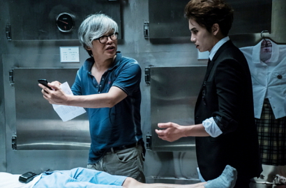 Main Film Pendek, Ji Sung Seram di Foto 'The Vampire Lives Next Door'