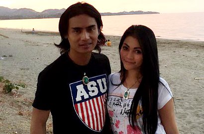 Berdamai, Charly Ajak Istri Liburan Romantis di Pantai