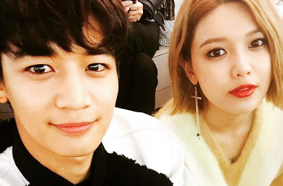 Serasinya Sooyoung SNSD Gandeng Minho SHINee di Fashion Show New York