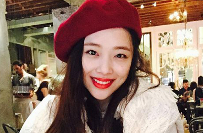 Sulli Eks f(x) Bangga Foto Bareng Jessica Alba dan Desainer Tory Burch