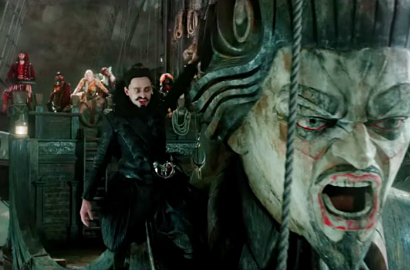 Kerennya Perahu Hugh Jackman Terbang di Klip Terbaru 'Pan'