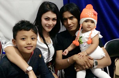 Sempat Dikabarkan Cerai dengan Istri, Charly: Rugi Kalau Cerai