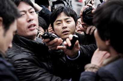 Jo Jung Suk Serius, Lee Ha Na Malah Muram di Foto 'Journalist'