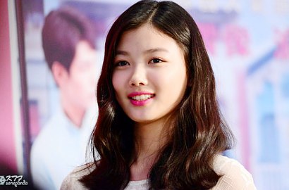 Kim Yoo Jung Jadi Murid Super Cantik di Foto Adegan Film 'Joy'