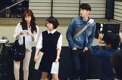 Pakai Jaket Denim, Nam Joo Hyuk Ganteng di Syuting 'Cheese In The Trap'