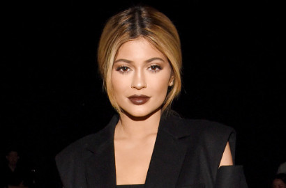 Pamer Rambut Baru Warna Hijau, Kylie Jenner Malah Diceramahi