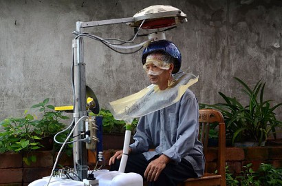 Remaja Tiongkok Temukan Helm Pencuci Rambut, 5 Menit Bersih Kering