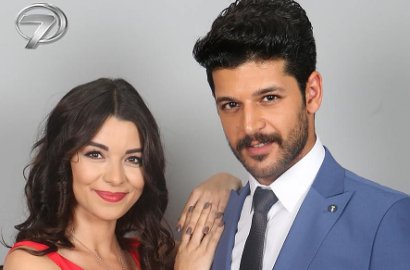 Promosi 'Elif' Season 2, Emre Kivilcim Gandeng Mesra Tangan Gulcin Tuncok