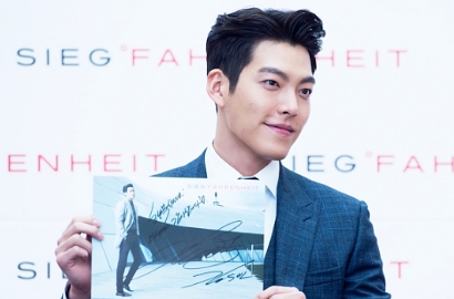 Kim Woo Bin Super Ganteng Pakai Setelan Jas di Fansigning