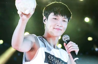 Wow, Lay EXO Tampil Basah-Basahan di Poster Film 'Oh My God'