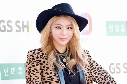 Ailee Bikin Khawatir Pakai Gips dan Duduk di Kursi Roda di Bandara Argentina