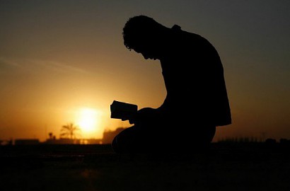Khusyuk Imami Salat Jumat, Imam Ini Malah Ditampar Makmumnya