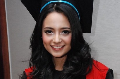 Elyzia Mulachela Girang Syuting Film 'Kalam-Kalam Langit' di Lombok