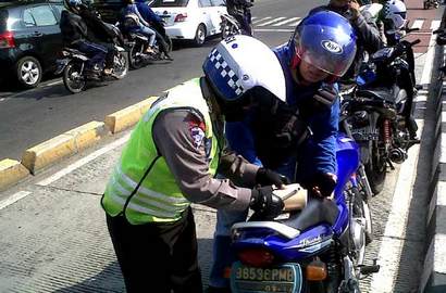 Tak Terima Motornya Ditilang, Pria Ini Sewa Pengacara Untuk Gugat Polisi