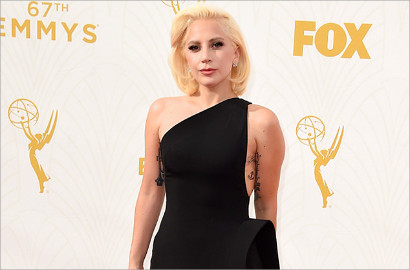 Biasa Nyentrik, Lady GaGa Tampil Anggun di Red Carpet Emmy Awards 2015