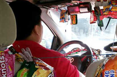 Demi Uang Tambahan, Sopir Taksi Jual Cemilan di Mobil