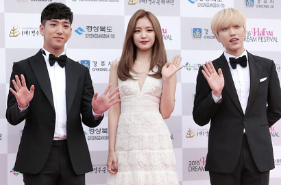 Bak Seorang Putri, Na Eun A Pink Dibantu Baro B1A4 Jalan dengan Gaun Panjangnya