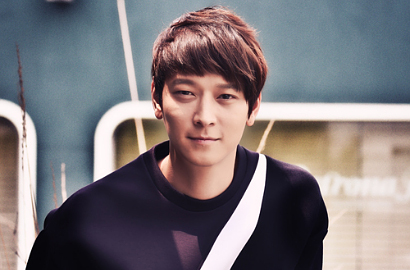 Kang Dong Won Jadi Pendeta Serius di Poster Film 'Black Priests'