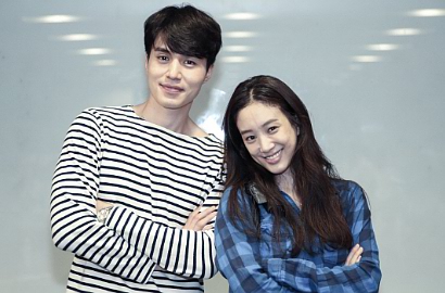 Bikin Salah Fokus, Lee Dong Wook Kunyah Permen Karet di Foto 'Bubblegum'