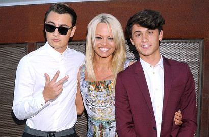 Ini Alasan Pamela Anderson Jauhkan Dua Anak Gantengnya dari Dunia Hiburan