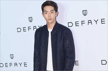 Beda Poni, Ganteng Nam Joo Hyuk Berseragam di 'School 2015' Atau 'Temptation'?
