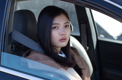 Pakai Seragam, Kim Yoo Jung Malah Pegang Pistol di Poster Terbaru Film 'Joy'