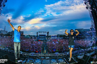 Joget Bareng, Dash Berlin Gandeng Tangan Syahrini Saat di Tokyo