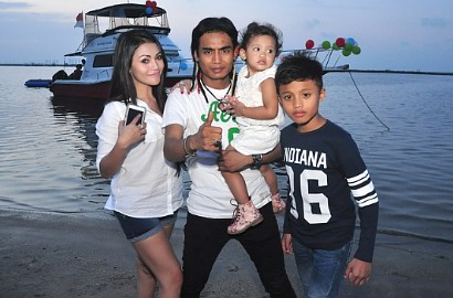 Batal Cerai, Istri Charly Setia Band Hamil Lagi?