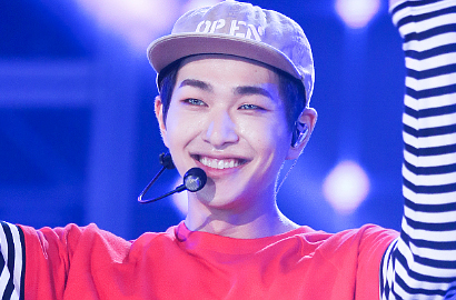 Foto Onew SHINee Pakai Baju Dokter di 'Descendants of The Sun' Bocor