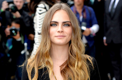 Dikabarkan Putus, Cara Delevingne Gandeng Mesra Pacar Wanitanya
