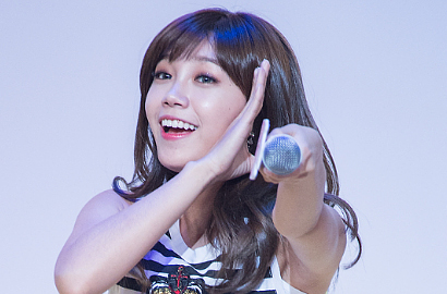 Eun Ji A Pink Bersih-Bersih dan Bercanda Bareng Teman-Teman di 'Cheer Up'