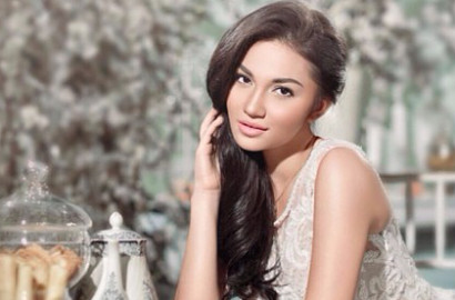 Unggah Foto Topless dan Pose Sensual, Ariel Tatum Gegerkan Netter