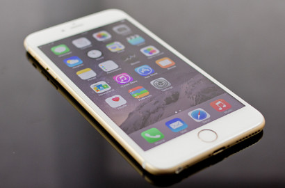 Pengguna iPhone 6 Ini Bikin Panik Petugas Keamanan di Bandara