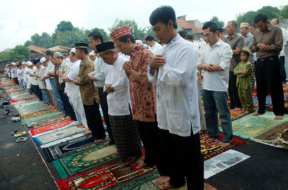 Warga Jakarta Salat Idul Adha di Keramaian Ibu Kota
