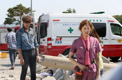 Kim Young Kwang Pamerkan Lokasi Syuting 'D-Day' Jadi Reruntuhan Gempa